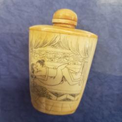 ancienne tabati&egrave;re chinoise &eacute;rotique en os ou autre