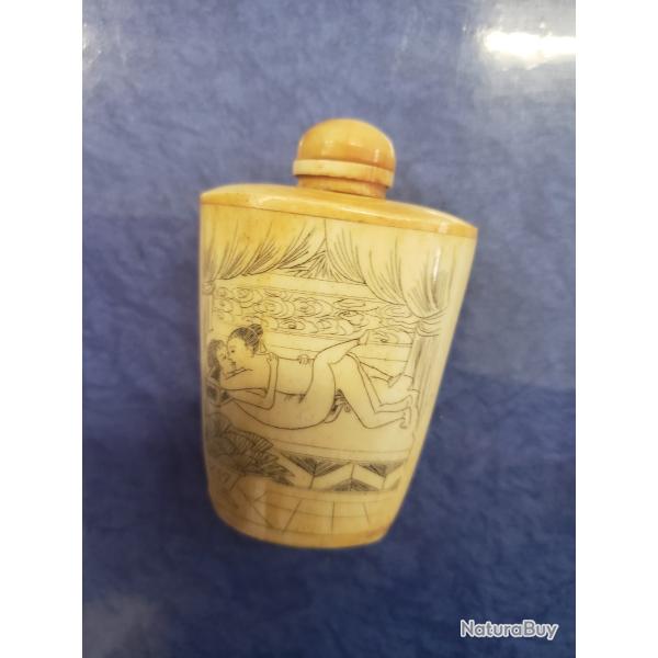 ancienne tabati�re chinoise �rotique en os ou autre