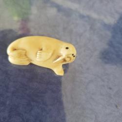 ANCIENNE FIGURINE REPRESENTANT UN MORSE D'ALASKA REALISE EN OS