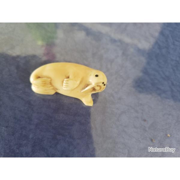 ANCIENNE FIGURINE REPRESENTANT UN MORSE D'ALASKA REALISE EN OS