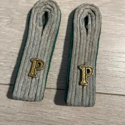 une paire de pattes d'&eacute;paules grises ww2