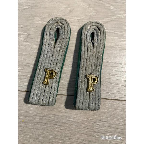 une paire de pattes d'�paules grises ww2