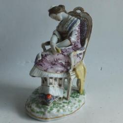 Femme endormie assise porcelaine Saxe Allemagne XIXe si&egrave;cle