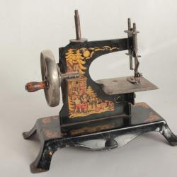 Ancienne Machine &agrave; coudre miniature Jouet