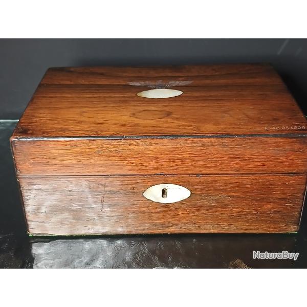 �l�gant coffret du XIXe si�cle en noyer de style Napol�on III & WW2