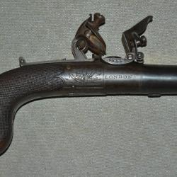 pistolet &agrave; silex anglais de luxe &agrave; bassinet couvrant et suret&eacute; crosse finement quadrill&eacute;e