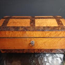 coffret du XIXe si&egrave;cle &agrave; forme bomb&eacute;e, travail de marqueterie raffin&eacute;.