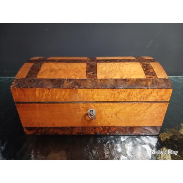 coffret du XIXe si�cle � forme bomb�e, travail de marqueterie raffin�.