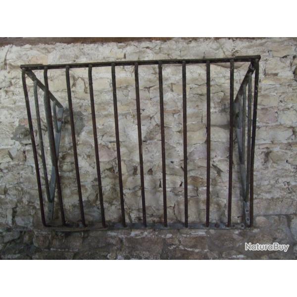 Panier " ratelier " � fourrage m�tallique Militaire pour casernes de Cavalerie N III . ( collection