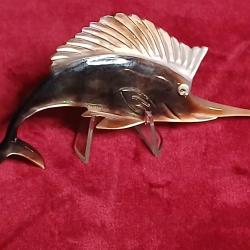 &Eacute;l&eacute;gante broche vintage en forme de poisson voilier, datant des ann&eacute;es 1950-1960.
