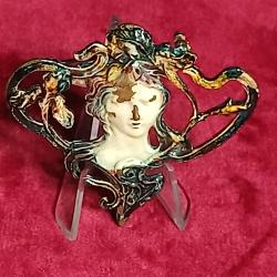 Broche Art Nouveau circa 1900, oeuvre remarquable en bronze &eacute;maill&eacute;.