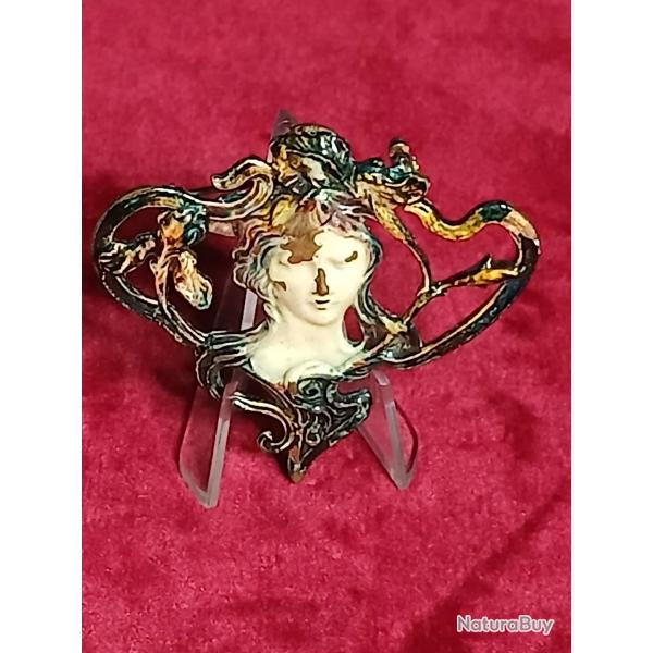 Broche Art Nouveau circa 1900, oeuvre remarquable en bronze �maill�.