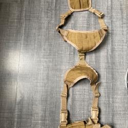 Holster pour &eacute;paules armes de poing et chargeur