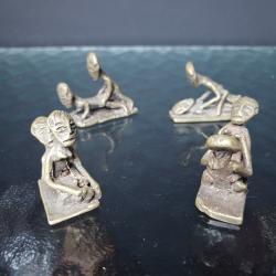 lot de 5 petites figurines &eacute;rotiques en bronze de tradition Ashanti