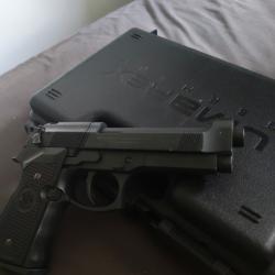 Je vends mon berreta M92 umarex co2 4,5mm a plombs+4 barillets + malette bon &eacute;tat Manque le viseur