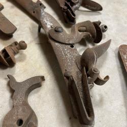 Lot pi&egrave;ces d&eacute;tach&eacute;es platines ressorts bassinets fusil poudre noire tir sportif