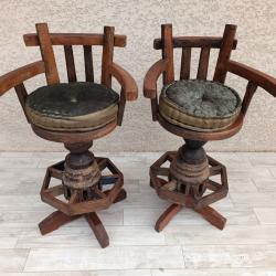 Paire de tabourets de bar pivotants en teck massif - anciens moyeux de charrette