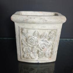 Pot de fleurs carr&eacute; en pierre vieillie vintage