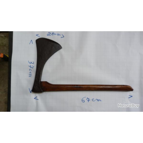 grande hache ancienne dit; la fran�oise  de chais  coupe mark gene pour pressoir B ETAT