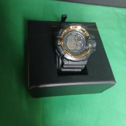 Montre de style G-Shock au design intemporel noir et or