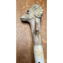 baton de marche tete de mouflon