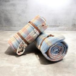 Couverture laine recycl&eacute;e motif Tartan Fraser motif &agrave; carreaux avec sangles cuir marron pique nique