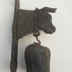 T&ecirc;te de vache avec cloche tout   en fonte.