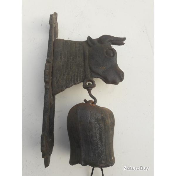 T�te de vache avec cloche tout   en fonte.
