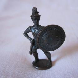 KINDER : LES GUERRIERS GRECS N&deg; 2 - HOPLITE AVEC BOUCLIER / FIGURINE M&Eacute;TAL 35 mm