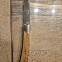 Couteau pliant " le Thiers" par D. PONSON et tire-bouchonBois clair probablement du If. Vendu &eacute;tuis