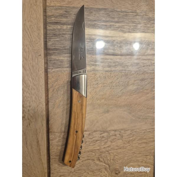 Couteau pliant " le Thiers" par D. PONSON et tire-bouchonBois clair probablement du If. Vendu �tuis