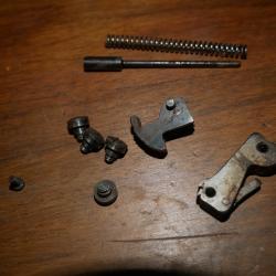 Lot de pi&egrave;ces de pistolet UNIQUE D6 en 22LR