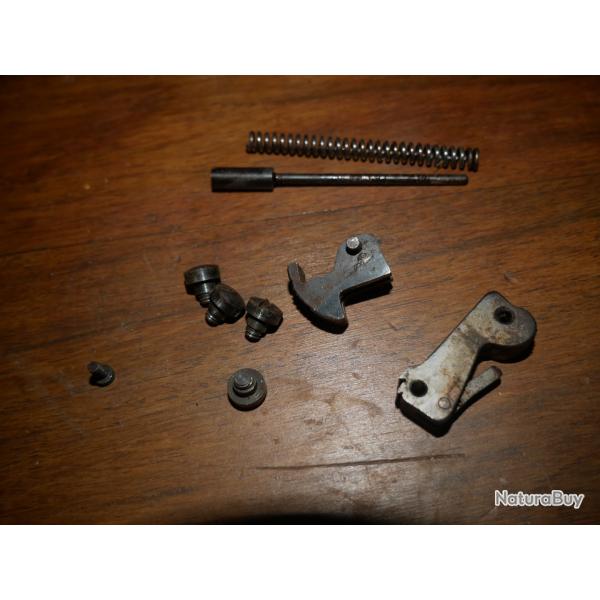 Lot de pi�ces de pistolet UNIQUE D6 en 22LR