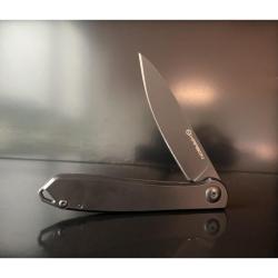 Couteau Karbon Tidbit Noir Lame Acier N690 Manche Inox Framelock KARB107