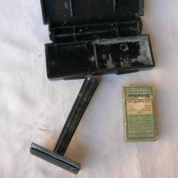 WW2 US RASOIR MILITAIRE AM&Eacute;RICAIN " GILLETTE "  DANS SA BO&Iuml;TE EMBALLAGE PLASTIQUE GILLETTE (39-45)