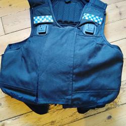 gilet pare balle femme police anglaise avec plaques