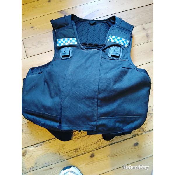 gilet pare balle femme police anglaise avec plaques