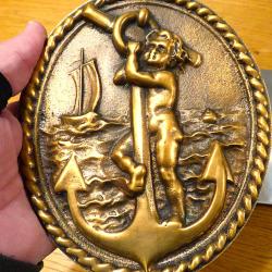 SPLENDIDE PETIT BRONZE OVALE EN RELIEF AVEC PUTTO DEBOUT SE TENANT SUR UNE  ANCRE DE MARINE +BATEAU