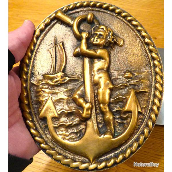 SPLENDIDE PETIT BRONZE OVALE EN RELIEF AVEC PUTTO DEBOUT SE TENANT SUR UNE  ANCRE DE MARINE +BATEAU