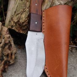 Couteau de Chasse D&eacute;coupe Survie Lame Acier Carbone 1055 Manche Bois Etui Cuir Fabric Artisanale
