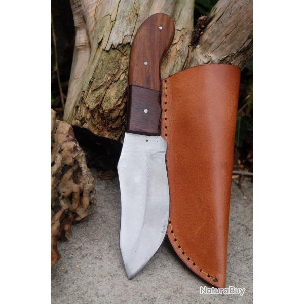 Couteau de Chasse D�coupe Survie Lame Acier Carbone 1055 Manche Bois Etui Cuir Fabric Artisanale
