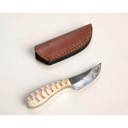 Couteau de D&eacute;pouille Damas Manche Os Br&ucirc;l&eacute; Sculpt&eacute; Etui Cuir DM1429BO