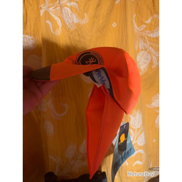 Casquette orange browing avec retomber sur le cou