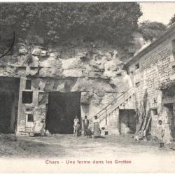 CPA DE CHARS - VAL D'OISE 95 - UNE FERME DANS LES GROTTES - 1909