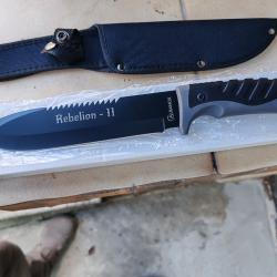 Couteau de chassemanche poli maire antie d&eacute;rapage Lame large avec dents  tr&egrave;s tranchant