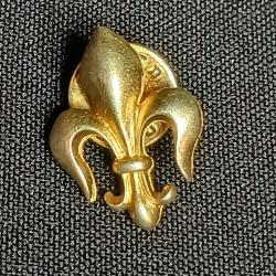 superbe pin's vintage Fleur de lys sign&eacute; Ballou Reg'd 1950