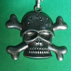 pendentif repr&eacute;sente une t&ecirc;te de mort  Jolly Roger