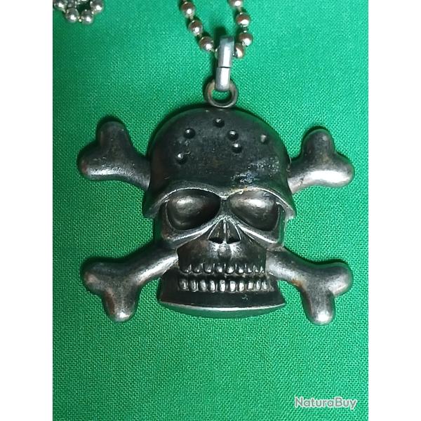 pendentif repr�sente une t�te de mort  Jolly Roger