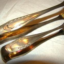2 SPLENDIDES PINCES A SUCRE ANCIENNES UNE PETITE, UNE GRANDE - PLAQUE ARGENT AVEC 2 POINCONS CHACUNE