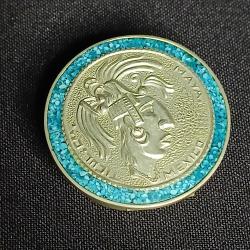 Petite bo&icirc;te ronde vintage des ann&eacute;es 1980, orn&eacute;e d'un profil Maya en relief